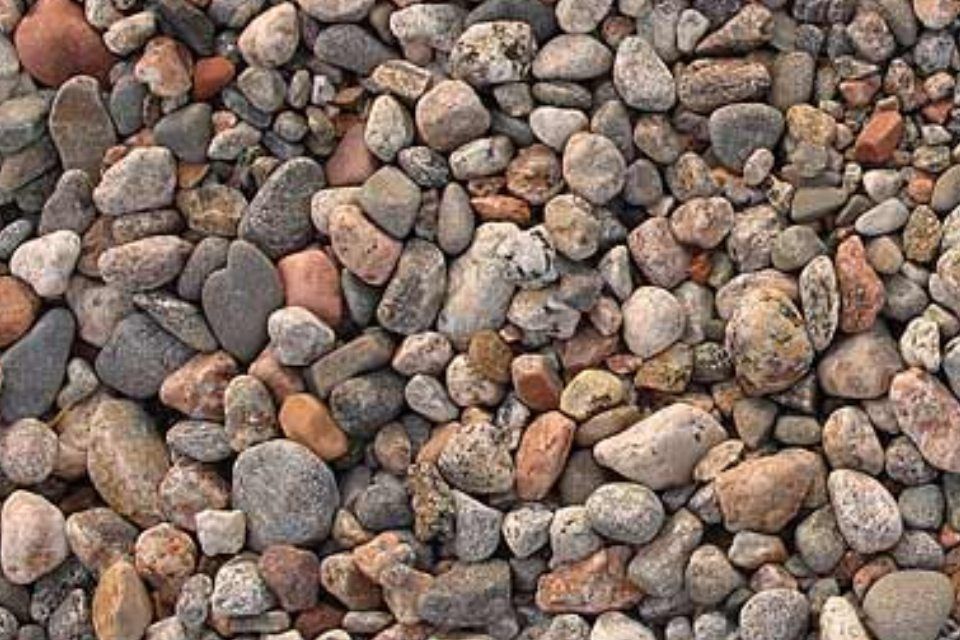 Erikokoisia pyöreitä kiviä